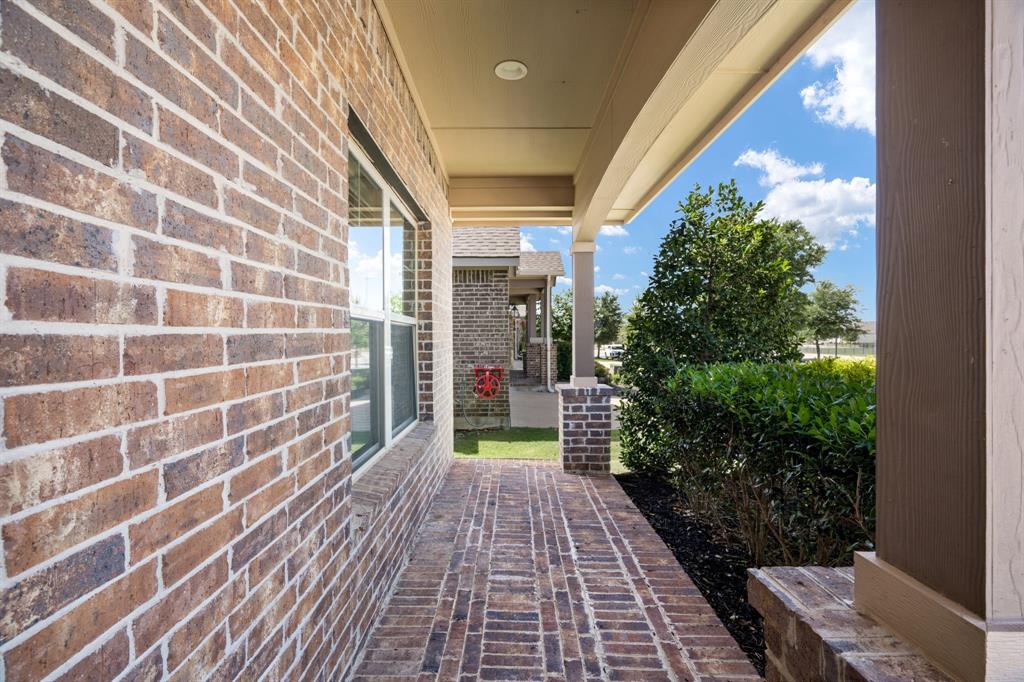 916 Hawks Way Property Photo 4
