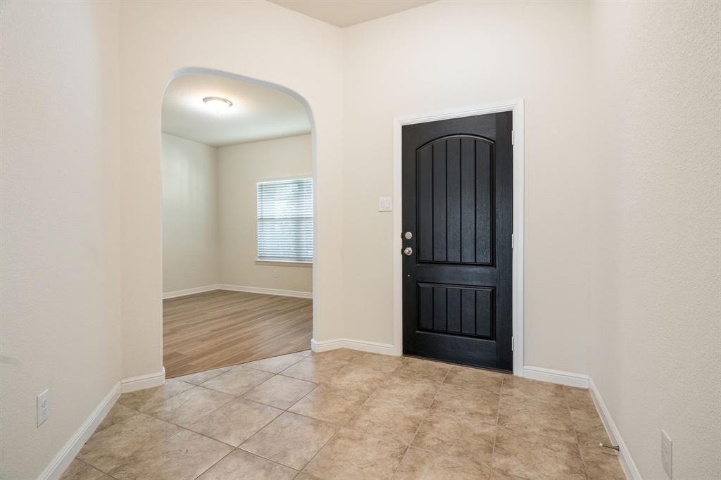916 Hawks Way Property Photo 5