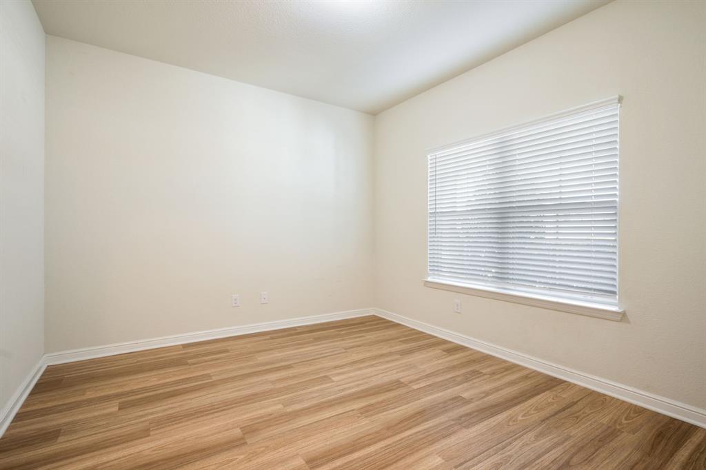 916 Hawks Way Property Photo 6