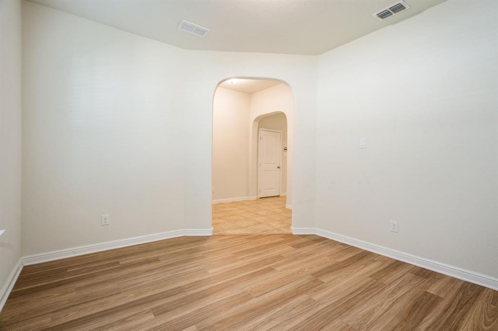 916 Hawks Way Property Photo 7