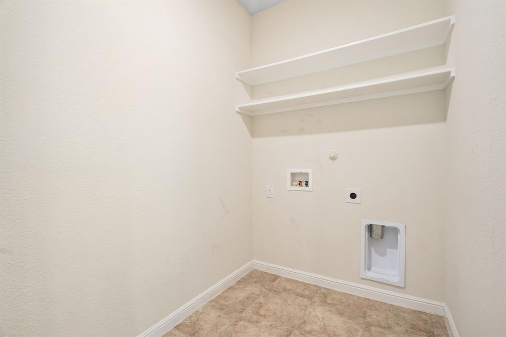 916 Hawks Way Property Photo 13