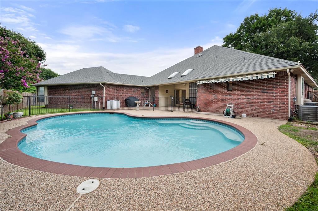 2105 Sleepy Hollow Drive Property Photo 2