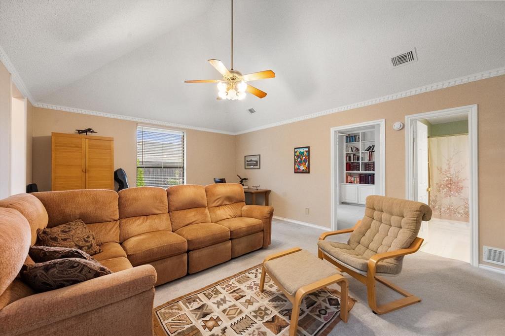 2105 Sleepy Hollow Drive Property Photo 12