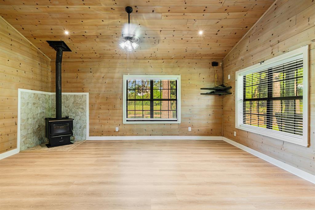 13944 Farm Road 195 Property Photo 5