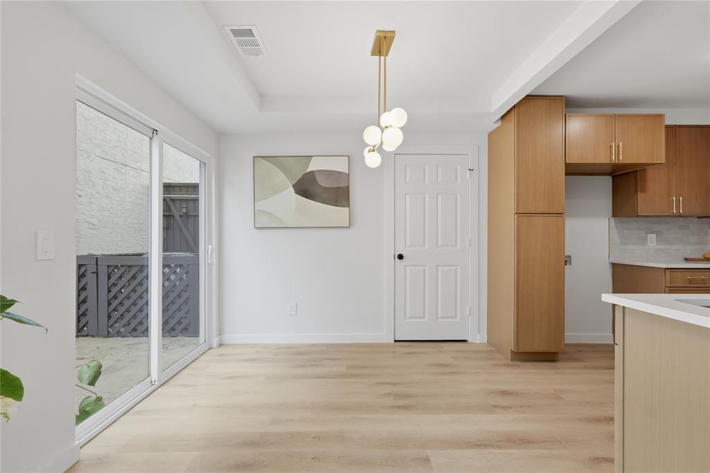 17118 Planters Row Property Photo 6