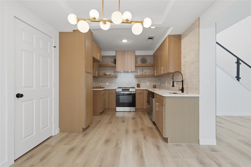 17118 Planters Row Property Photo 7