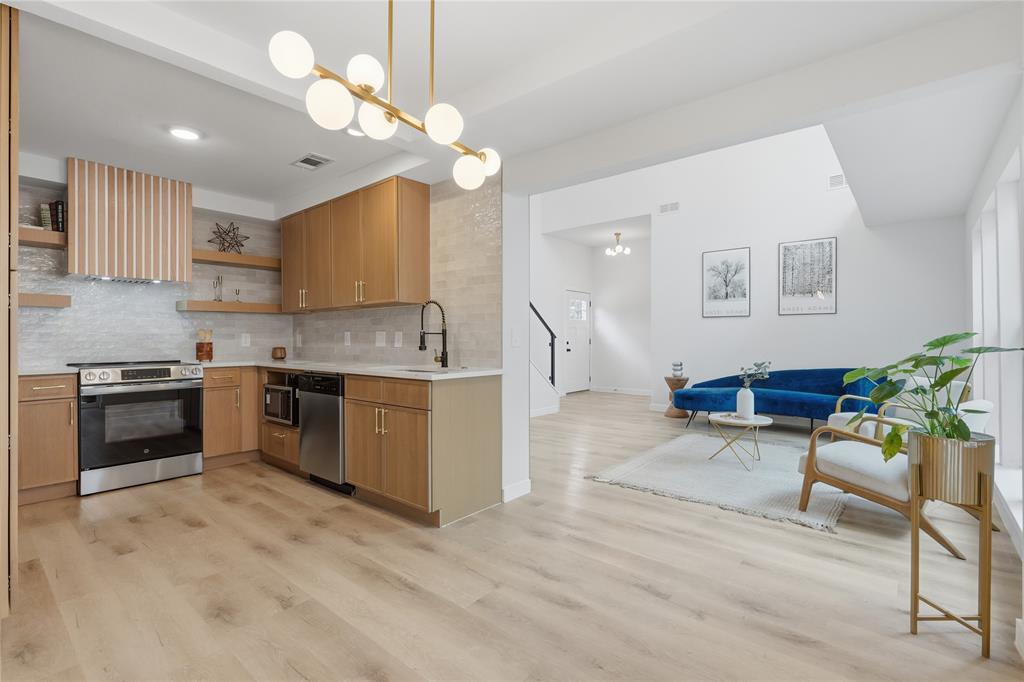17118 Planters Row Property Photo 8