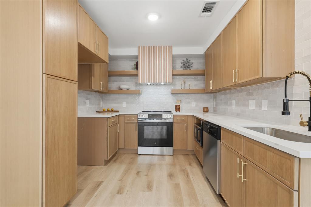 17118 Planters Row Property Photo 9