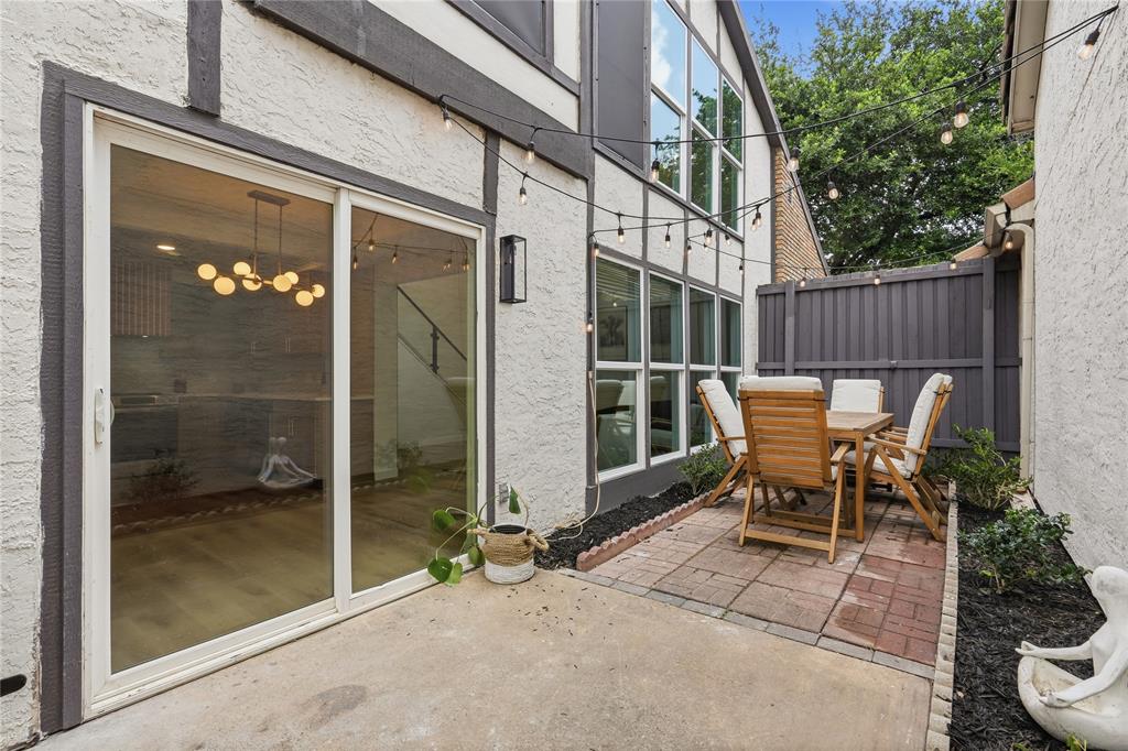 17118 Planters Row Property Photo 10