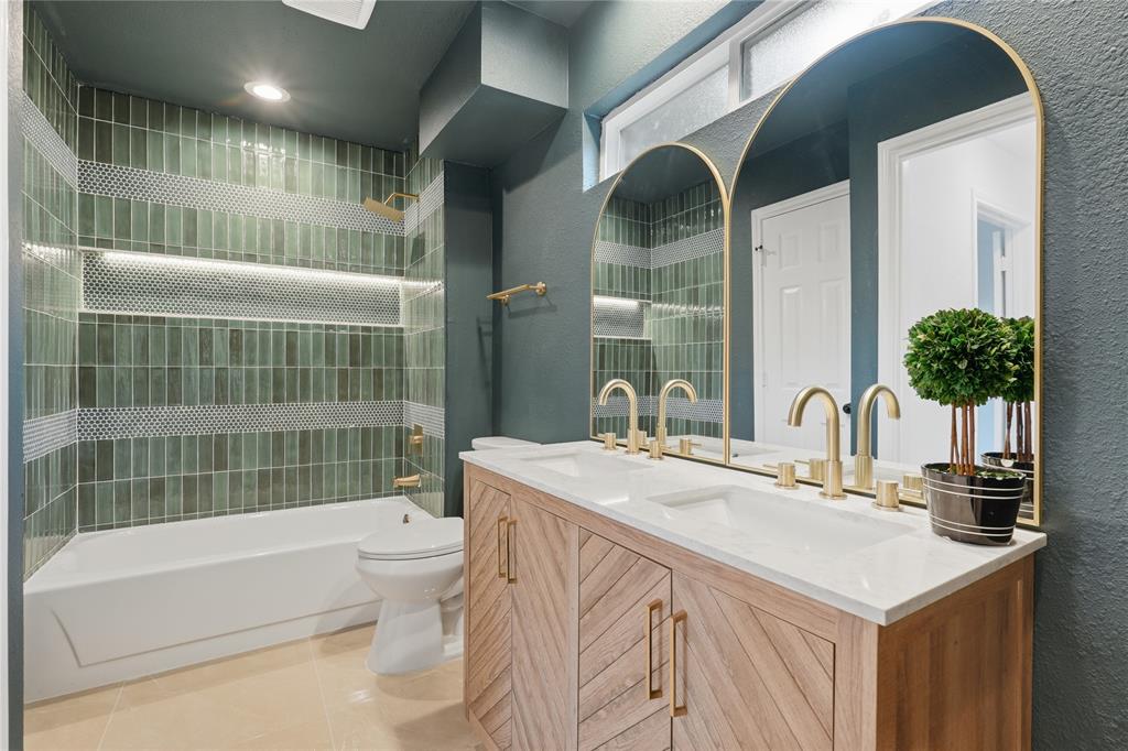 17118 Planters Row Property Photo 13