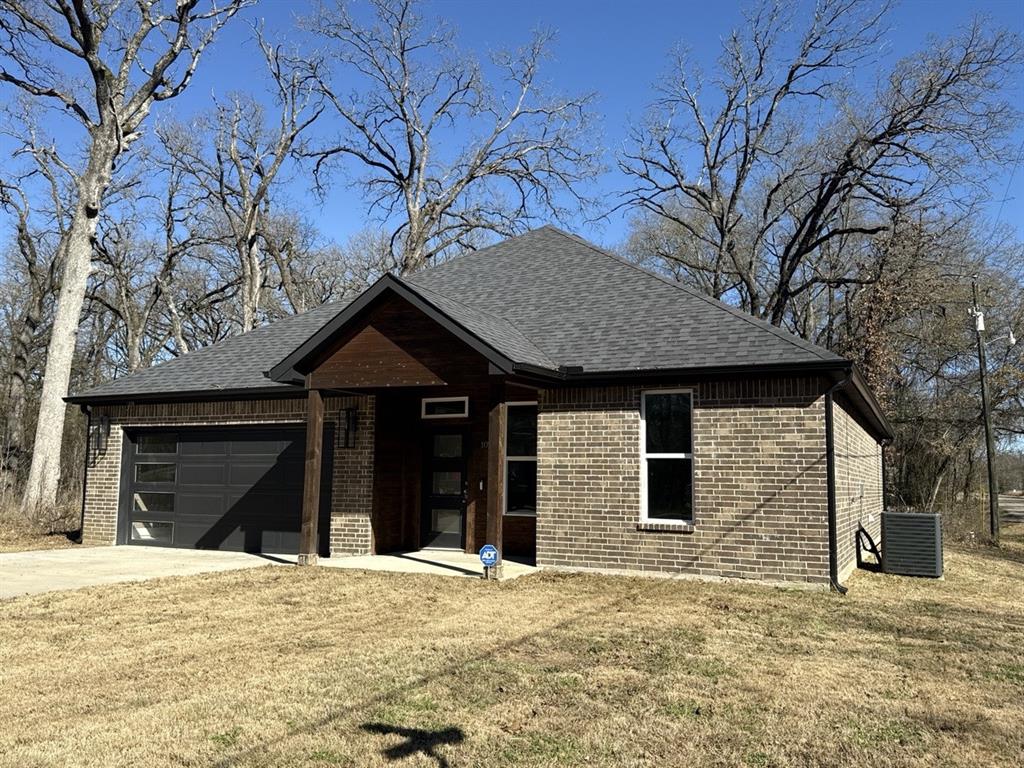 102 Oakwood Drive Property Photo 1