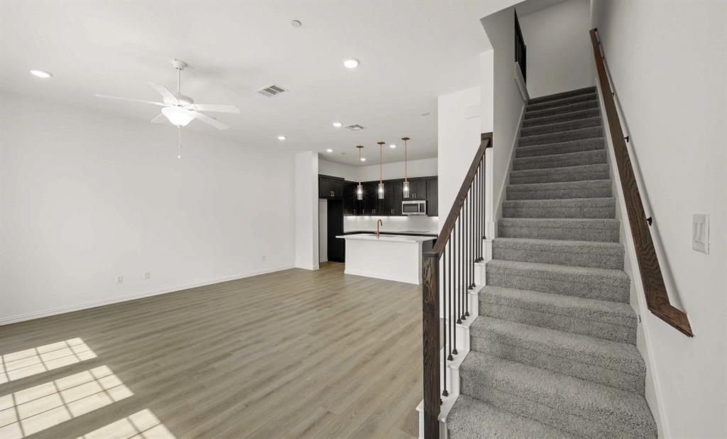 2410 Glacier Way Property Photo 4