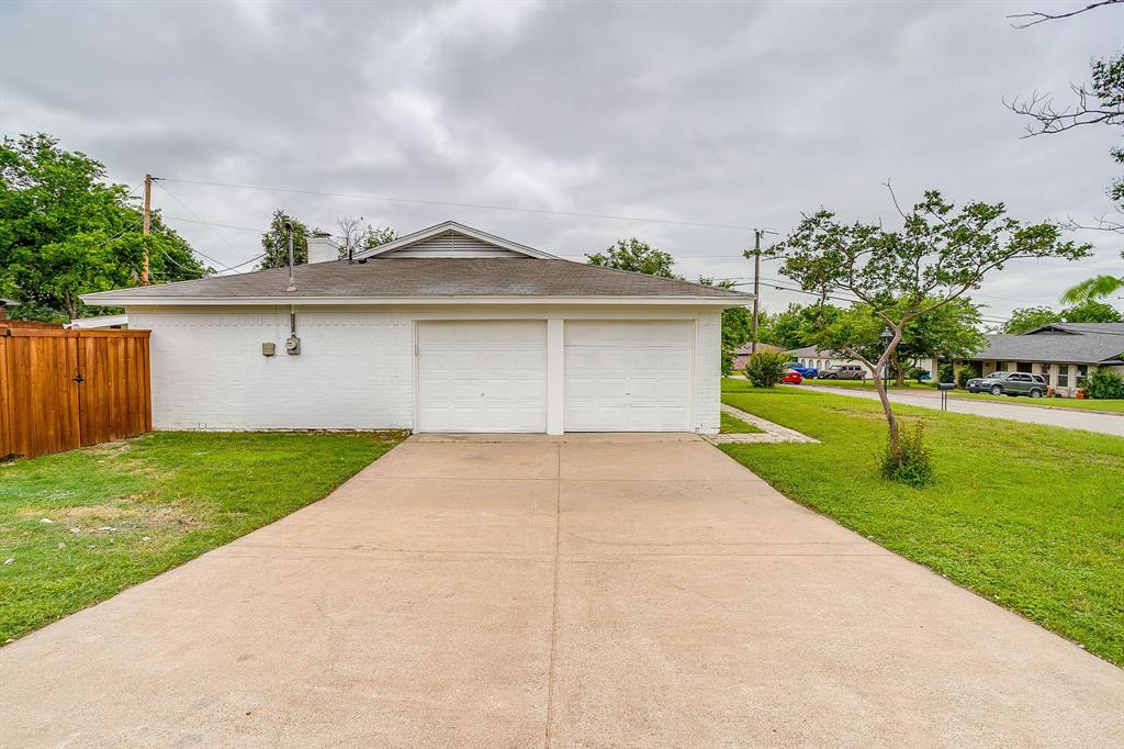 220 Rolling Hills Drive Property Photo 4