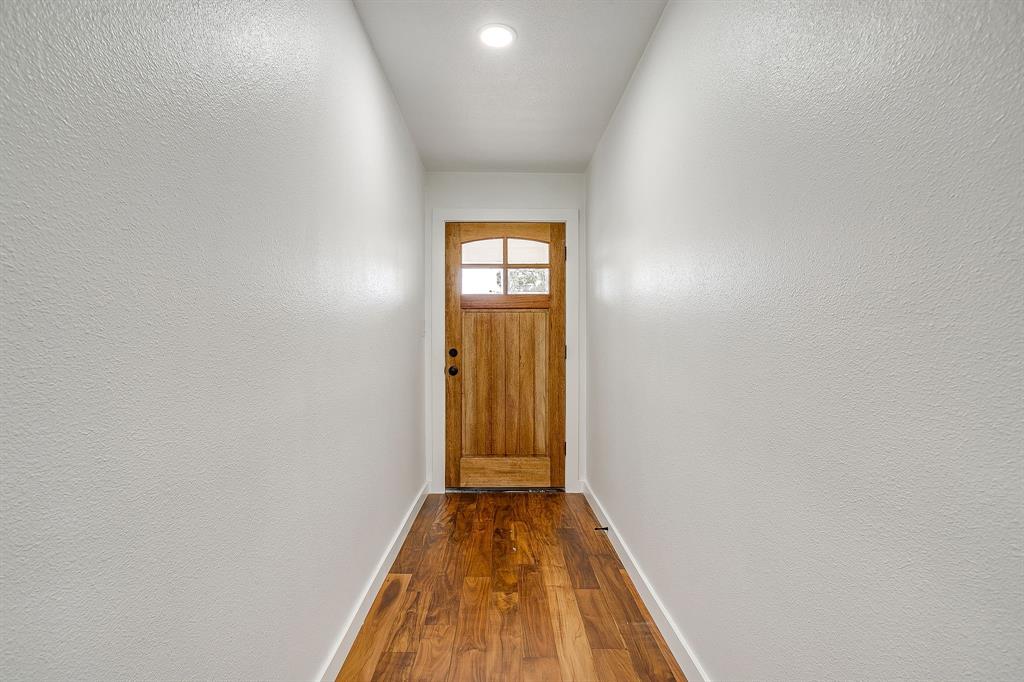 220 Rolling Hills Drive Property Photo 6