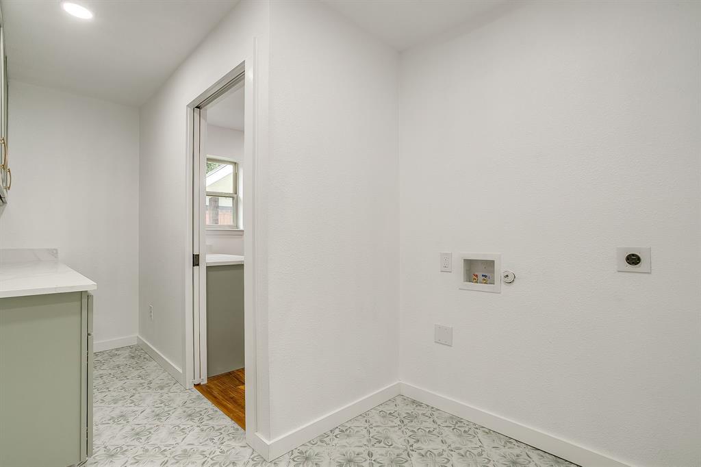 220 Rolling Hills Drive Property Photo 22