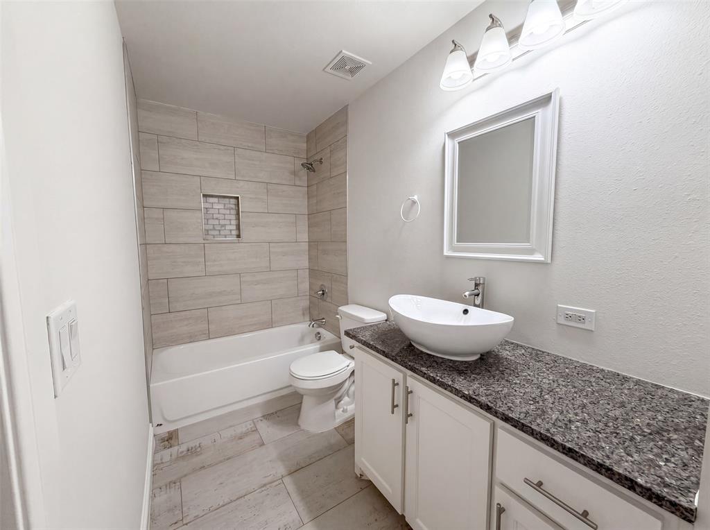 709 W Hull Street Property Photo 13
