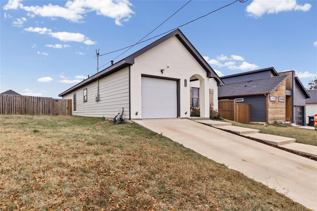 1326 Hemphill Street Property Photo 3