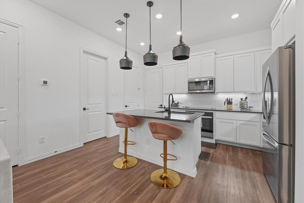 7562 Edgeware Road Property Photo 3