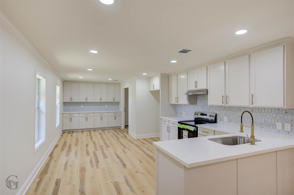 4693 Larry Lane