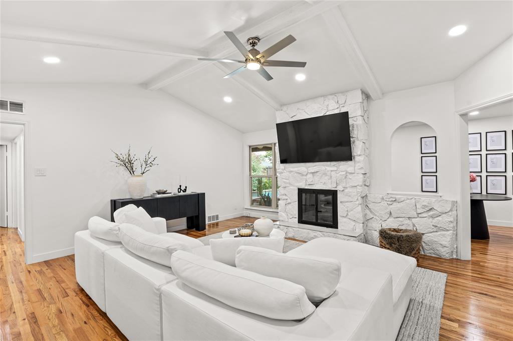 2304 Babalos Lane Property Photo 4