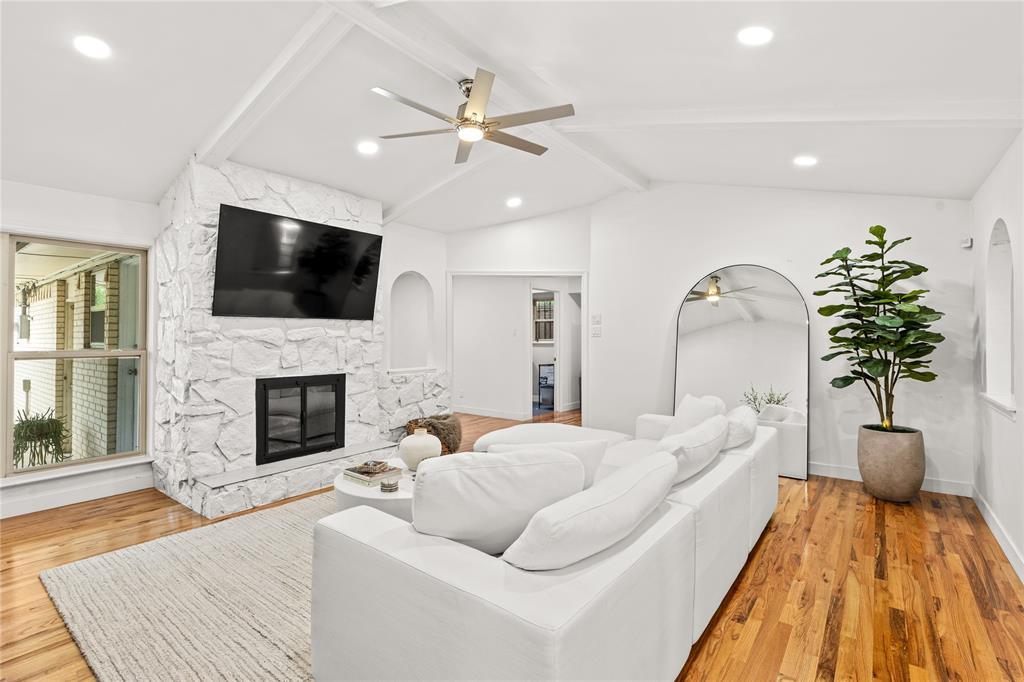 2304 Babalos Lane Property Photo 5