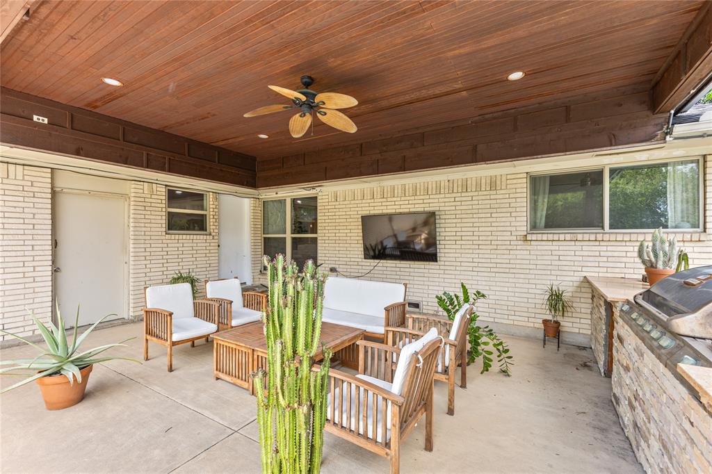 2304 Babalos Lane Property Photo 11