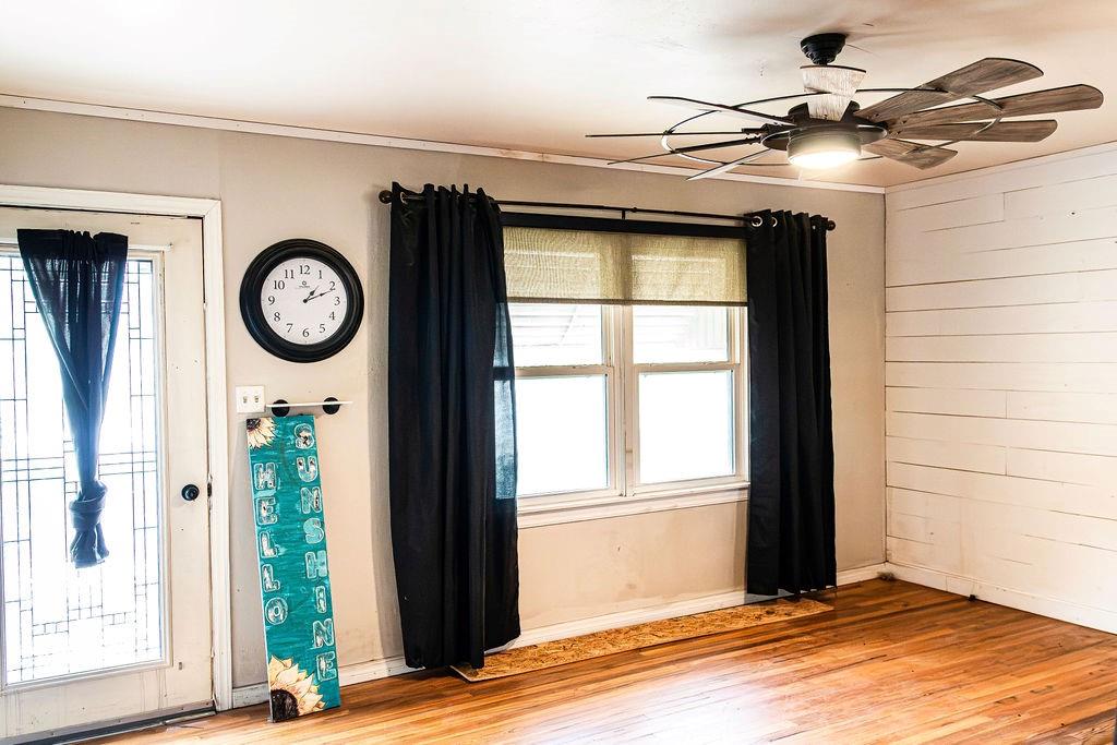 325 Nw Avenue I Property Photo 3