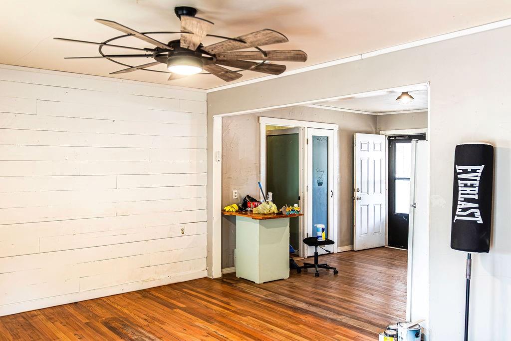 325 Nw Avenue I Property Photo 6