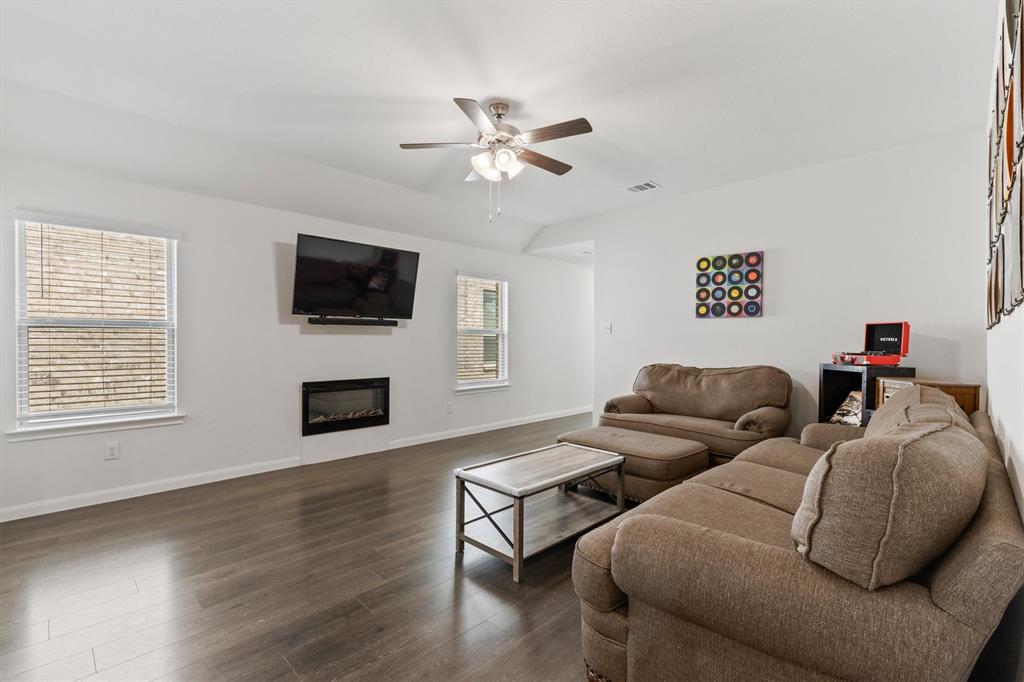 3916 Oak Creek Circle Property Photo 4
