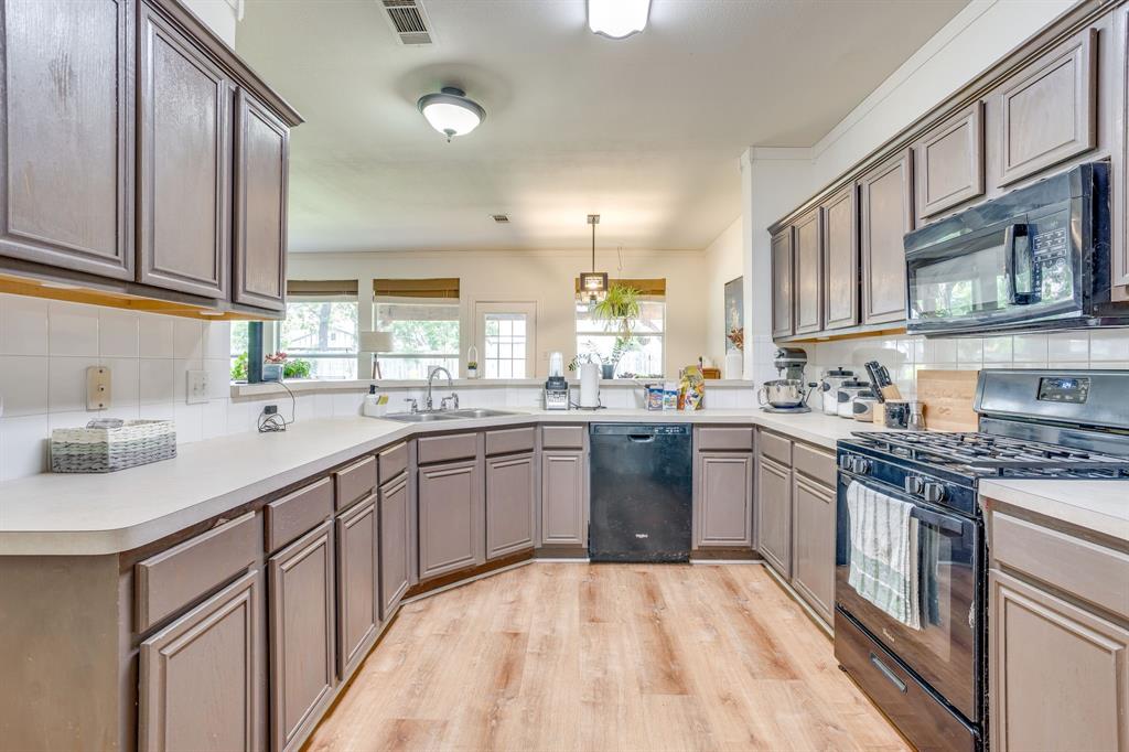525 Oakbrook Drive Property Photo 10