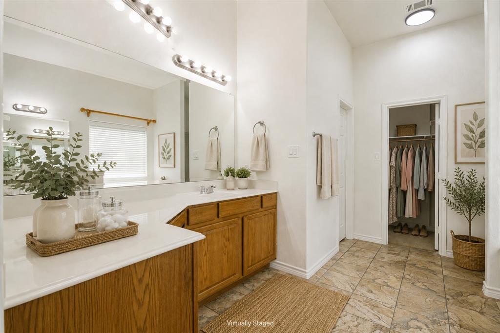1201 Forest Green Drive Property Photo 13