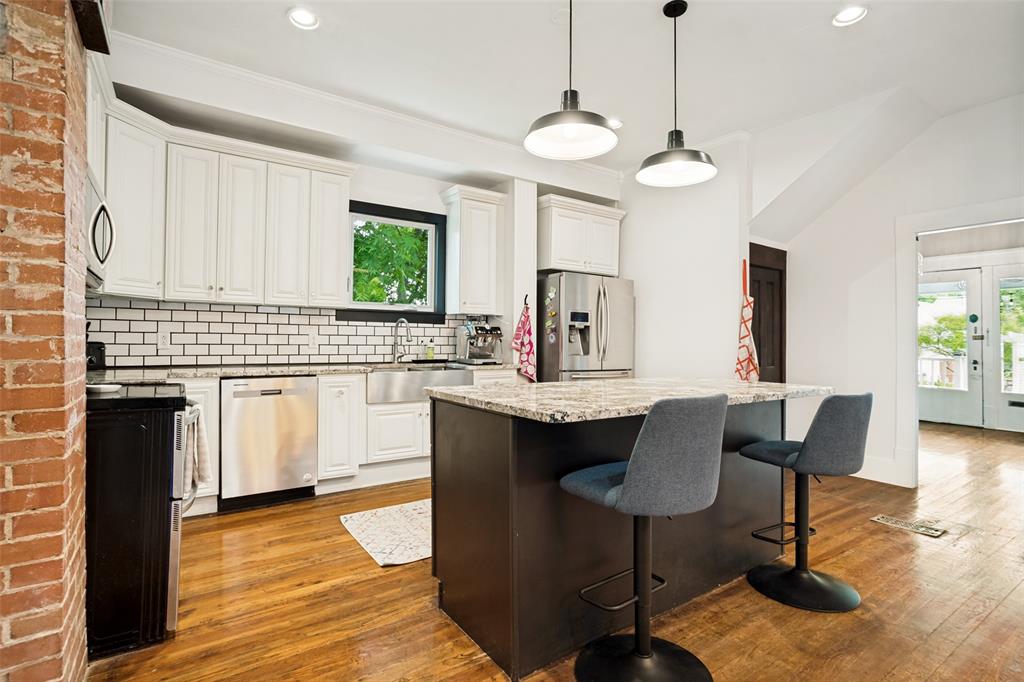 1015 N College Street Property Photo 4