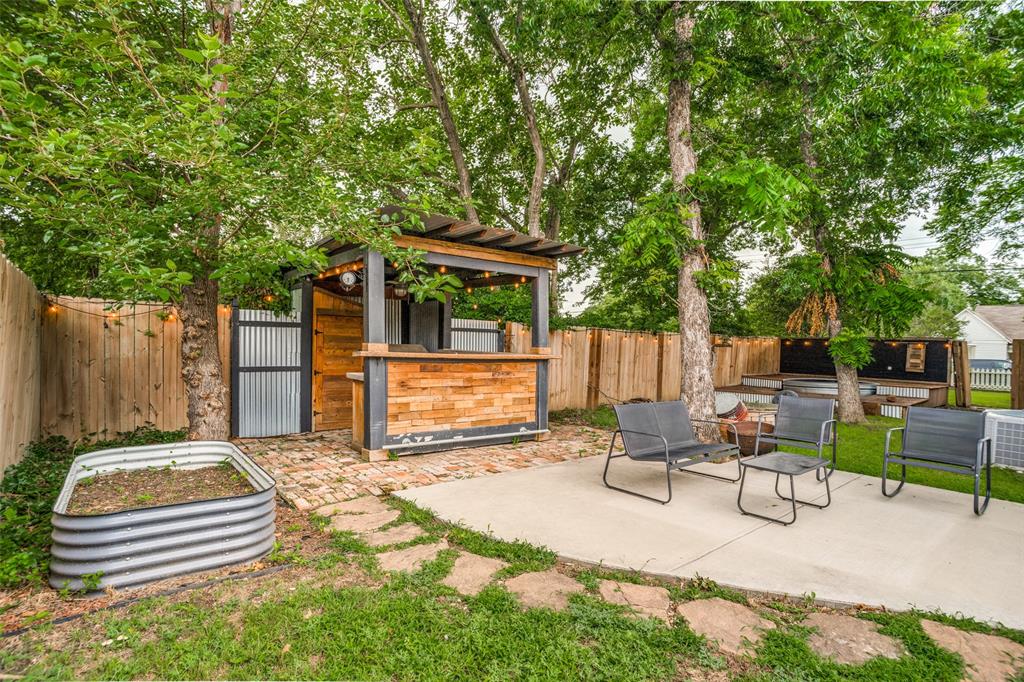 1015 N College Street Property Photo 23