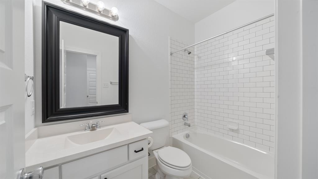 4030 Lagoon Place Property Photo 4
