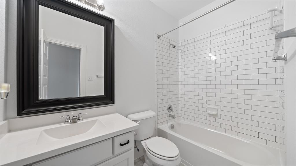 4030 Lagoon Place Property Photo 7