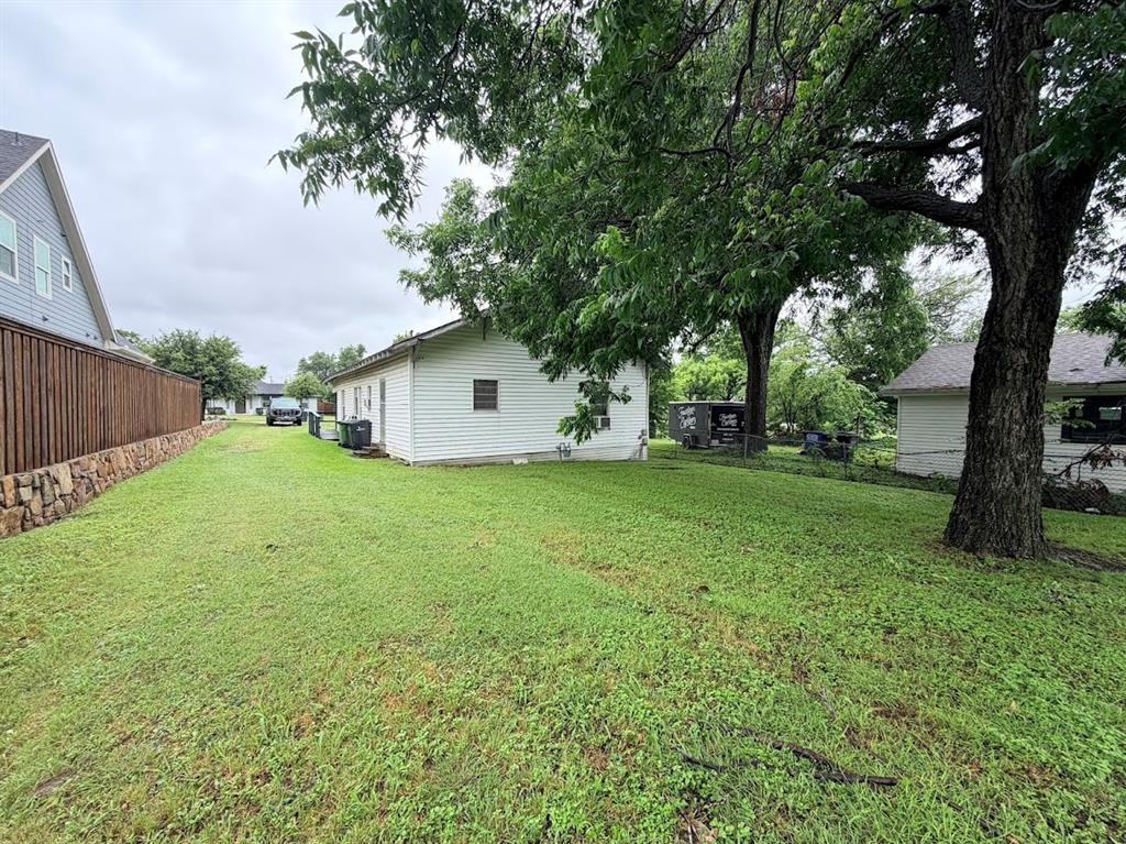 105 E 3rd Street Property Photo 4