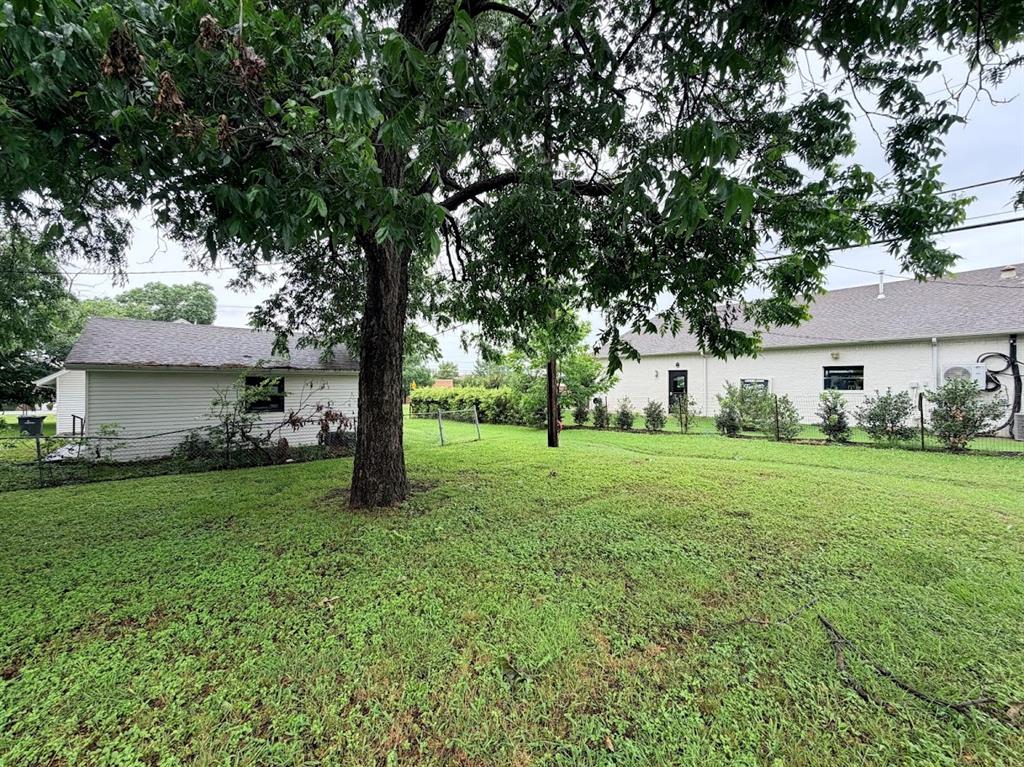 105 E 3rd Street Property Photo 8