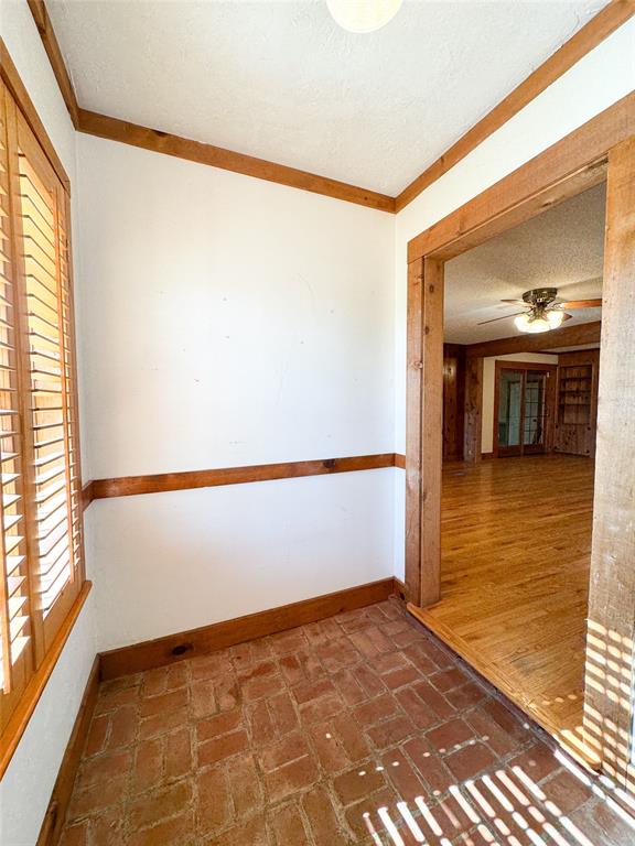 703 N Avenue E Property Photo 2