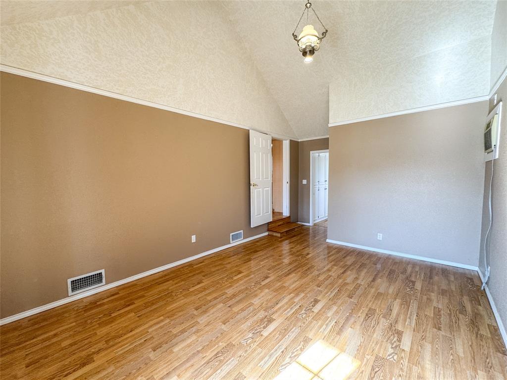 703 N Avenue E Property Photo 11