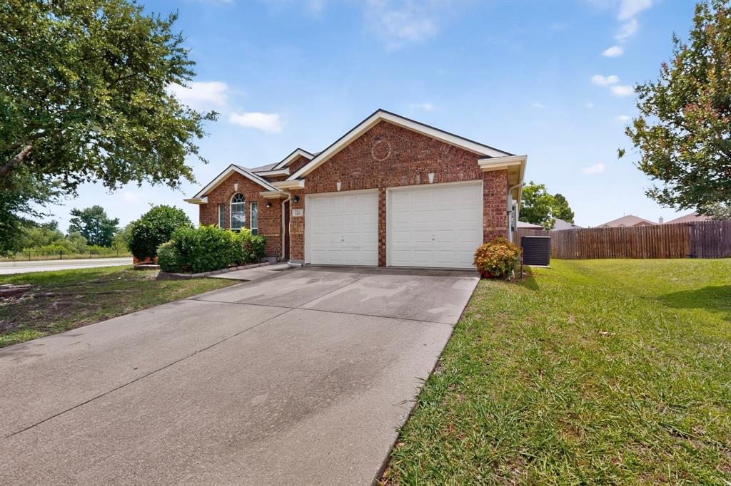 101 Wandering Drive Property Photo 2