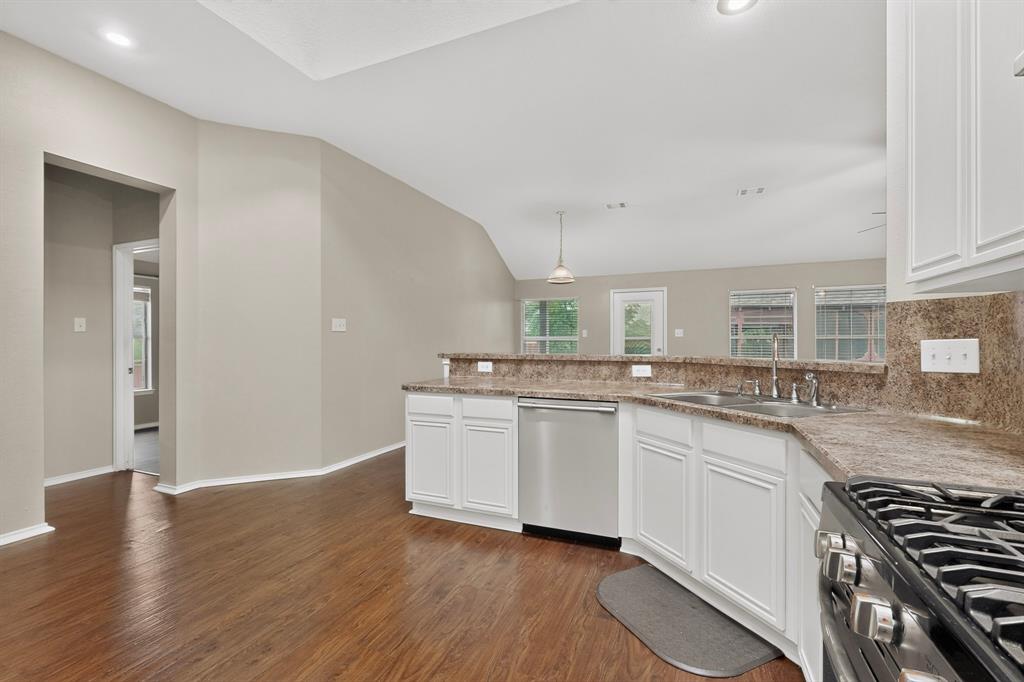 101 Wandering Drive Property Photo 14