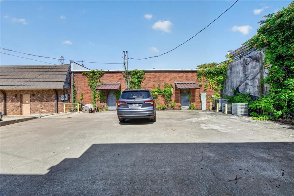 221-223 N Locust Street Property Photo 6