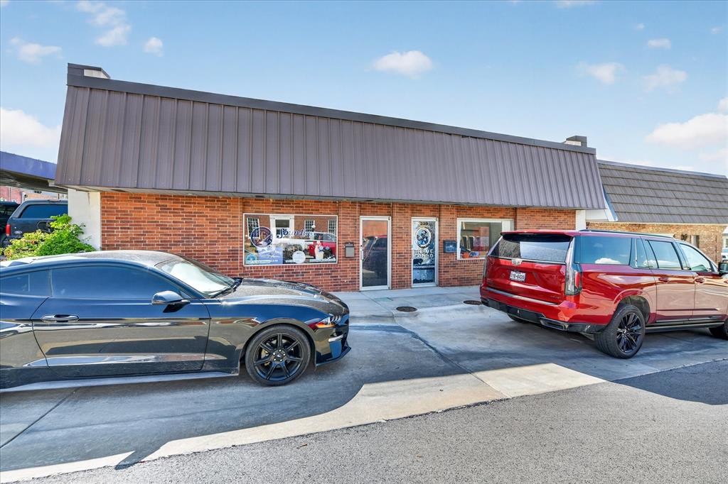 221-223 N Locust Street Property Photo 11