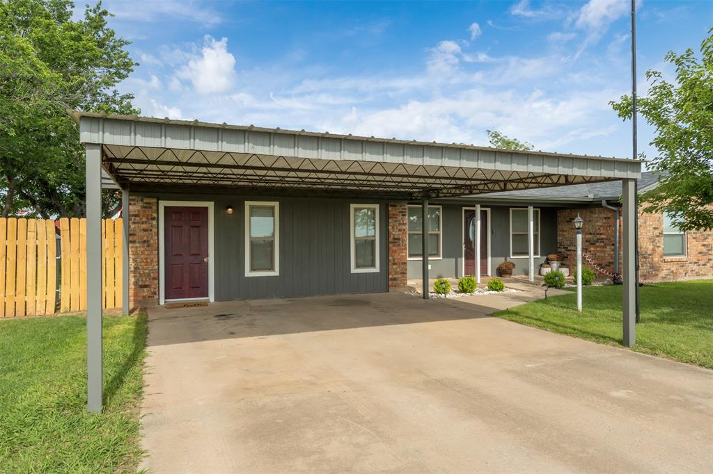 717 N West Avenue Property Photo 3