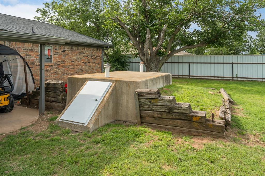 717 N West Avenue Property Photo 4