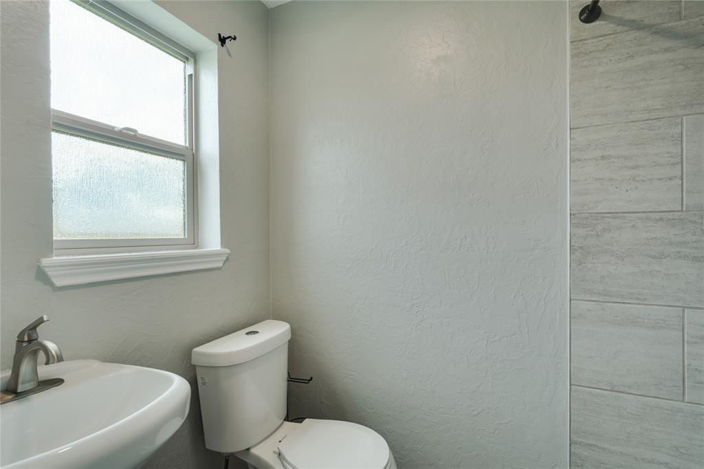 717 N West Avenue Property Photo 31
