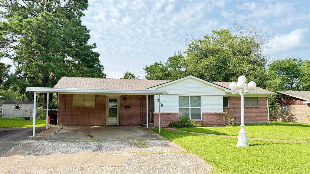 309 Glen Oaks Property Photo 1