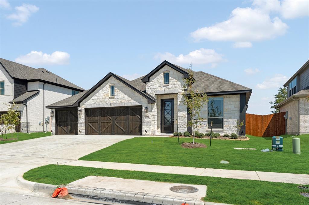 553 Red Maple Road Property Photo 3