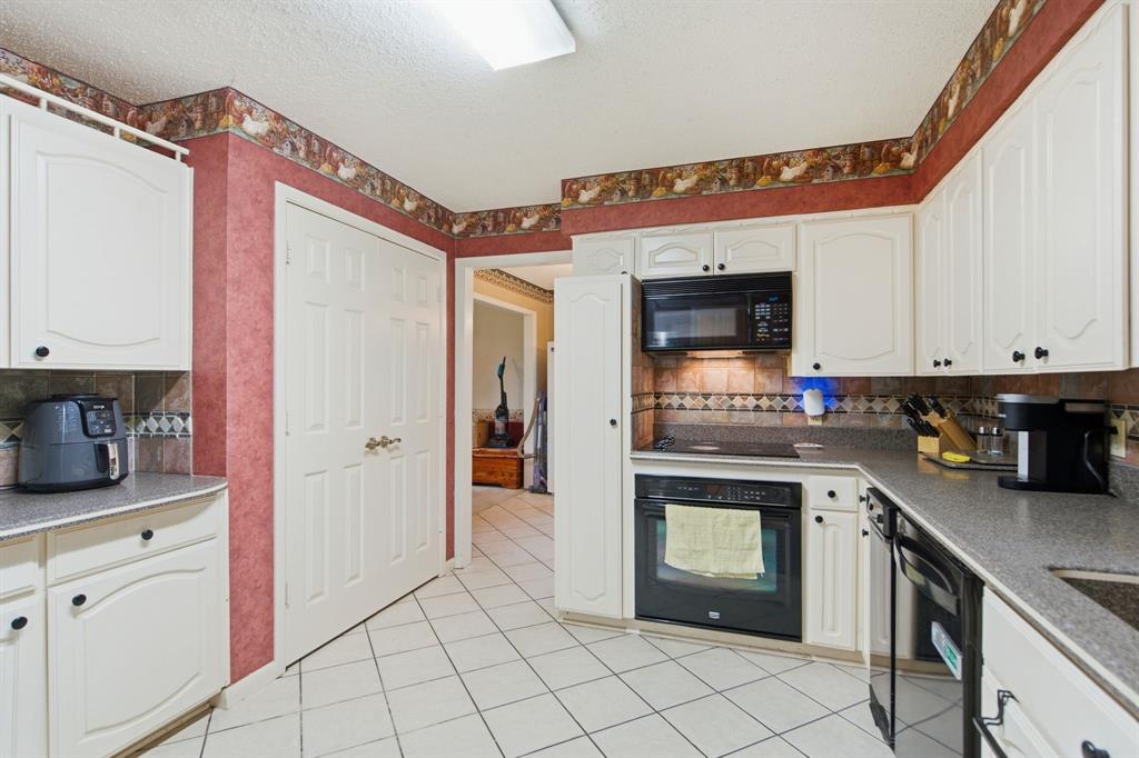 4574 N State Highway 121 Property Photo 9