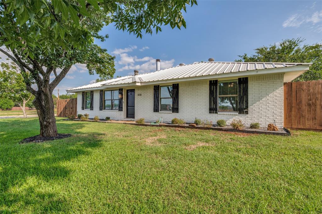 616 E Avenue Property Photo 1